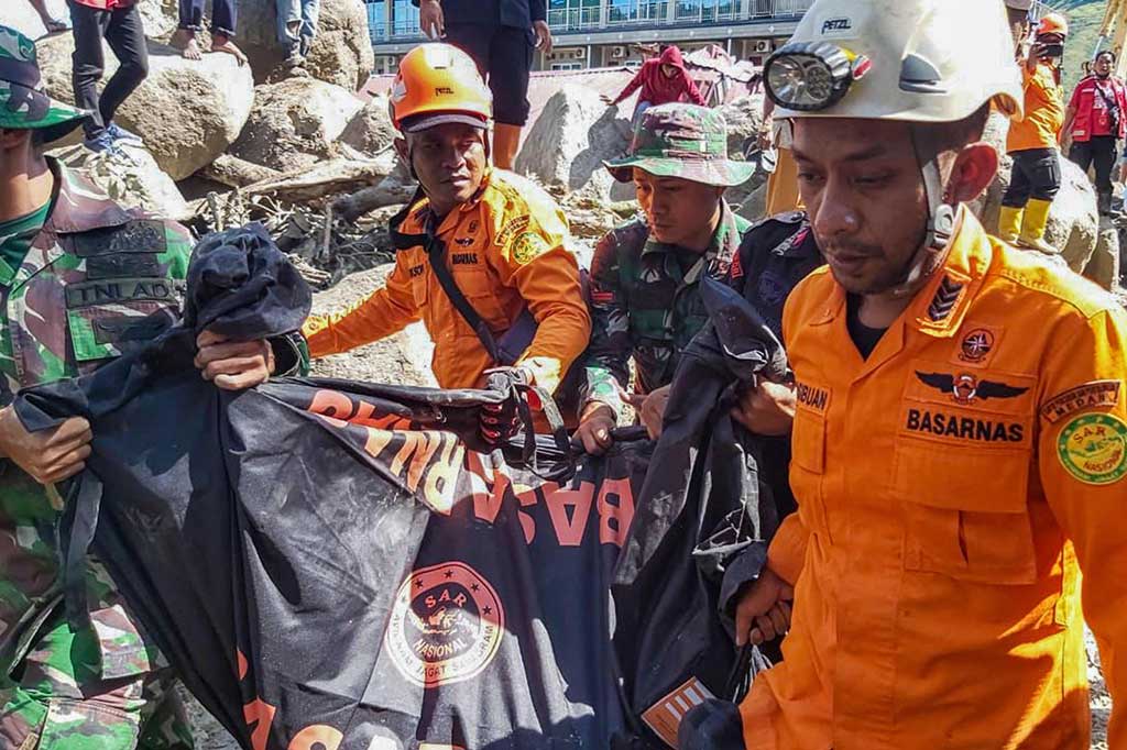Diketahui sebanyak 12 orang dilaporkan hilang akibat peristiwa banjir bandang yang menerjang Desa Simangulampe, Kecamatan Baktiraja, Kabupaten Humbahas, dan tim gabungan telah menemukan dua korban dalam keadaan meninggal dunia.