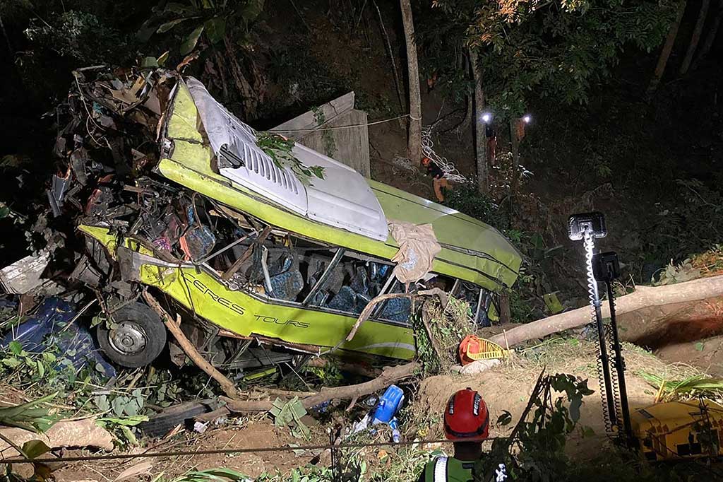 Sebuah bus keluar dari jalan yang berada di tikungan mematikan dan terjun ke jurang di Filipina tengah, Selasa, 5 Desember 2023. Sedikitnya 17 orang tewas dan 11 lainnya luka-luka akibat kejadian tersebut.
