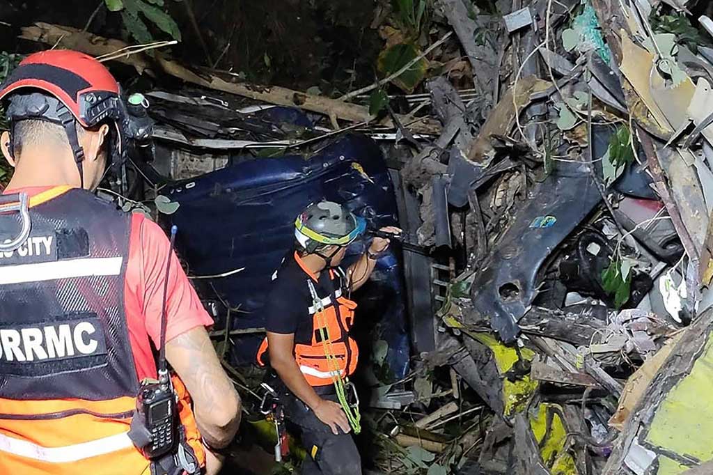 Tujuh orang berada dalam kondisi kritis di rumah sakit dan empat lainnya dalam keadaan stabil, kata Train, sembari menggambarkan bagian jalan tersebut memang rawan kecelakaan.