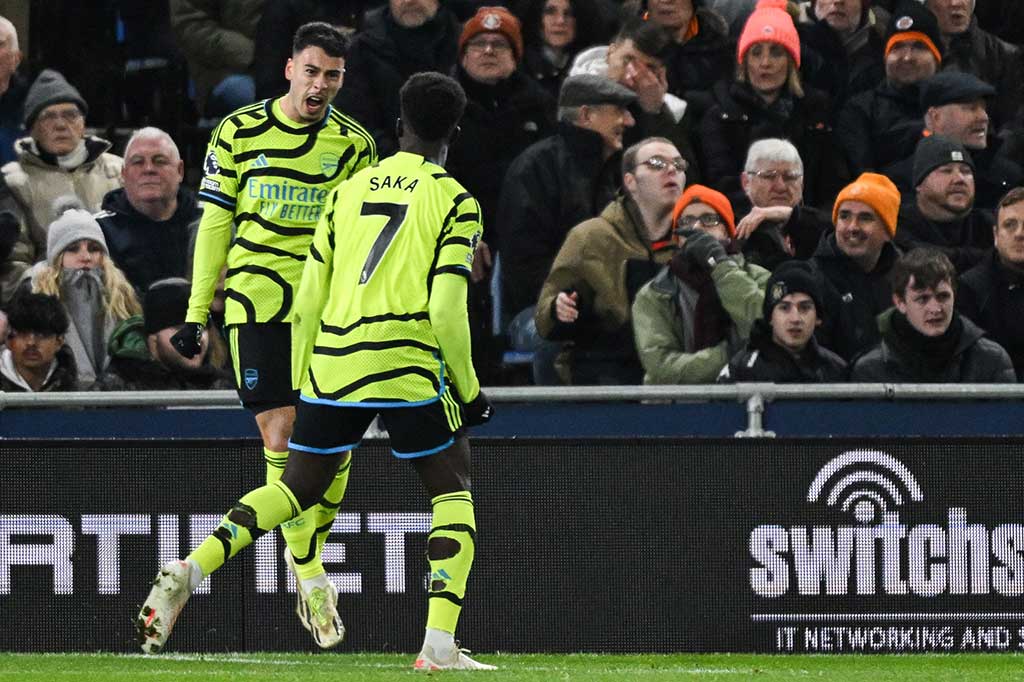 Dominasi The Gunners atas Luton telah dimulai sejak menit pertama, namun baru bisa mencuri keunggulan pada menit ke-20. Berawal dari umpan yang dikirimkan oleh Bukayo Saka, bola dapat diterima oleh Gabriel Martinelli yang selanjutnya melepaskan tendangan kaki kanan untuk membobol gawang Luton Town. Skor berubah menjadi 1-0.