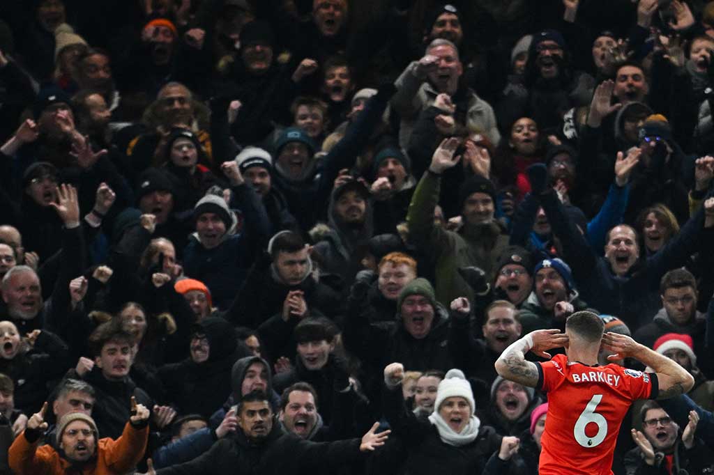 Taktik yang diterapkan pelatih Rob Edwards perlahan kembali membuahkan hasil setelah Luton sukses berbalik unggul menjadi 3-2 berkat gol Ross Barkley pada menit 57.