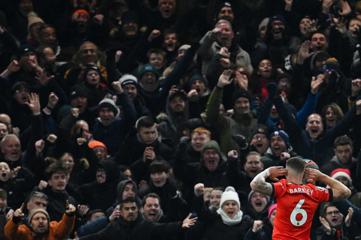 Taktik yang diterapkan pelatih Rob Edwards perlahan kembali membuahkan hasil setelah Luton sukses berbalik unggul menjadi 3-2 berkat gol Ross Barkley pada menit 57.