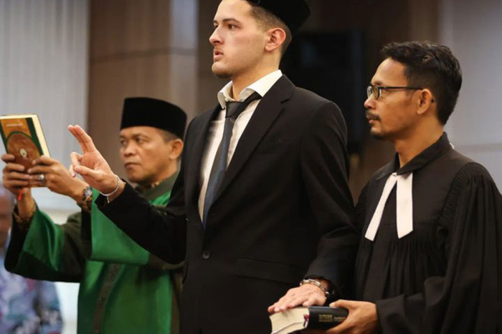 Sebelumnya, Justin sudah melewati beberapa proses naturalisasi, seperti persetujuan dalam Rapat Paripurna DPR RI di Jakarta, kemudian Presiden Joko Widodo sudah menandatangani Keppres permohonan naturalisasi dirinya.