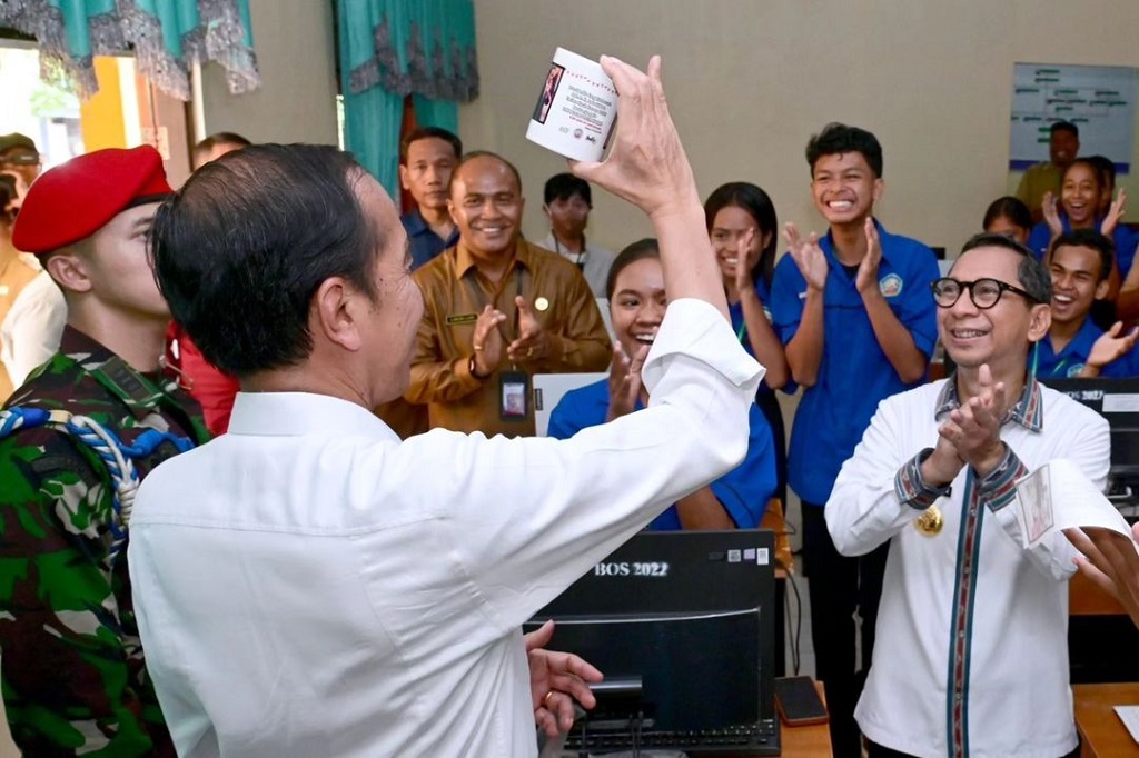 Presiden Joko Widodo mengunjungi SMK Negeri 5 Kupang, pada hari Rabu, 6 Desember 2023 untuk meninjau fasilitas dan praktik pembelajaran siswa. Presiden pun mengapresiasi kegiatan praktik pembelajaran di sana yang dinilai sudah baik.