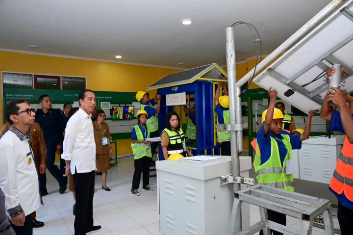 Presiden juga berpesan agar para siswa dapat terus belajar dengan baik dan berhati-hati saat melaksanakan praktik pembelajaran. “Terus belajar, kemudian juga kalau pas praktik hati-hati, jangan lupa ibadah dan olahraga,” ungkapnya.