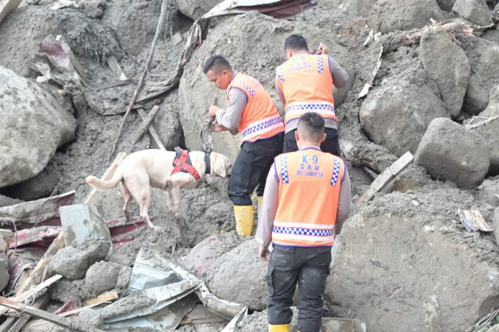 Pasca banjir bandang dan longsor di Desa Simangulampe Kecamatan Baktiraja Humbang Hasundutan (Humbahas), Forkopimda Humbahas bersama dinas terkait terus melakukan pemantauan pencarian korban hilang.
