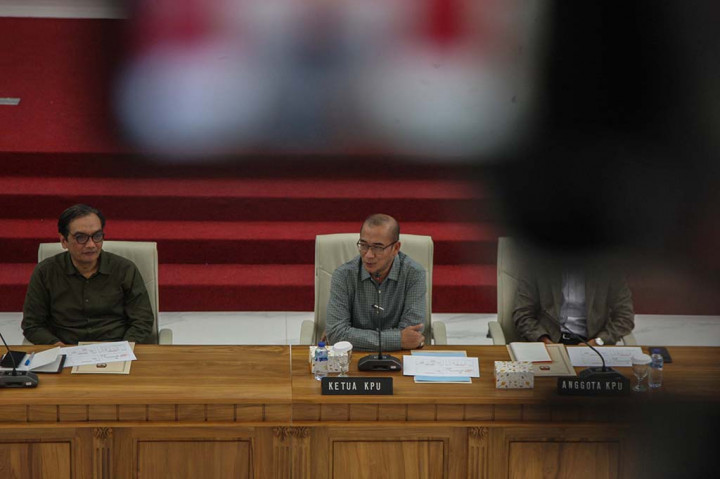 Hasyim juga menanggapi polemik terkait format debat yang menghadirkan seluruh capres dan cawapres pada setiap debat. Menurut dia, hal itu justru menjadi tolok ukur bahwa masyarakat memiliki kepedulian terhadap kampanye pemilu.