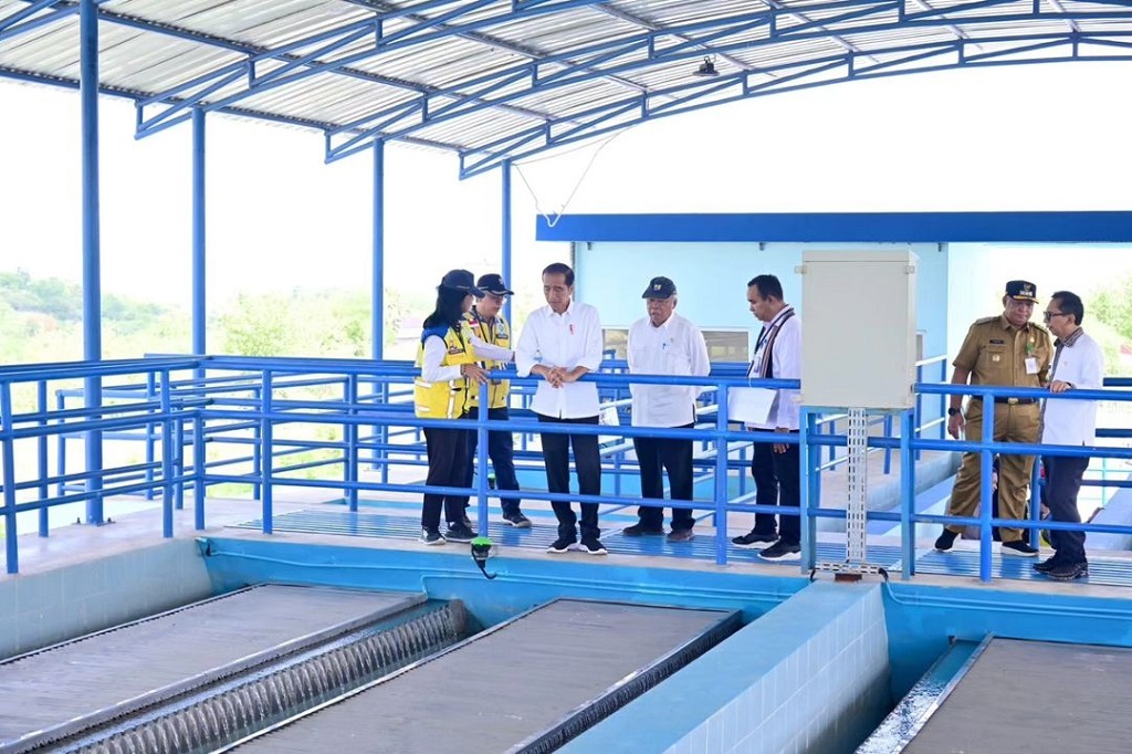 Presiden Joko Widodo meresmikan Sistem Penyediaan Air Minum (SPAM) Kali Dendeng yang ada di Kota Kupang, Provinsi Nusa Tenggara Timur (NTT), pada Rabu, 6 Desember 2023. Proyek yang dibangun sejak tahun 2020 dan menghabiskan anggaran Rp173 miliar tersebut menjadi jawaban terhadap persoalan air yang terjadi di Kota Kupang dan sekitarnya.