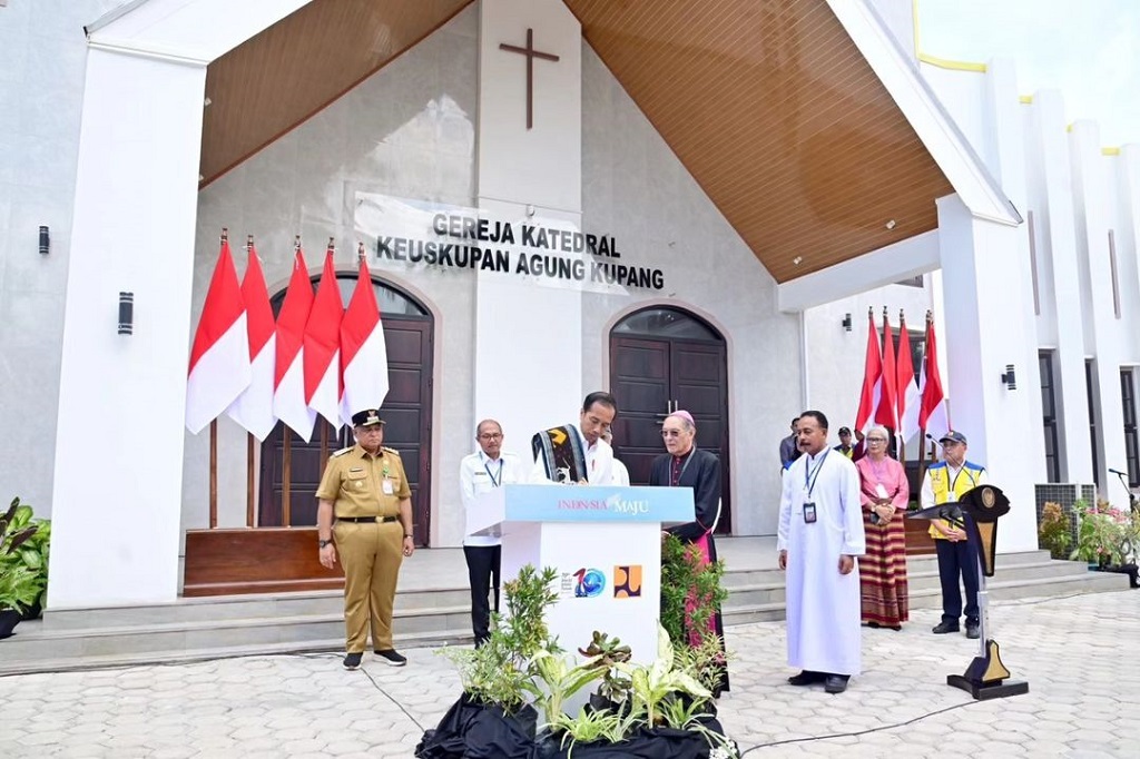 Kepala Negara menuturkan bahwa gereja tersebut telah dibangun dan direhabilitasi setelah mengalami kerusakan akibat terjangan badai seroja yang melanda Kota Kupang.