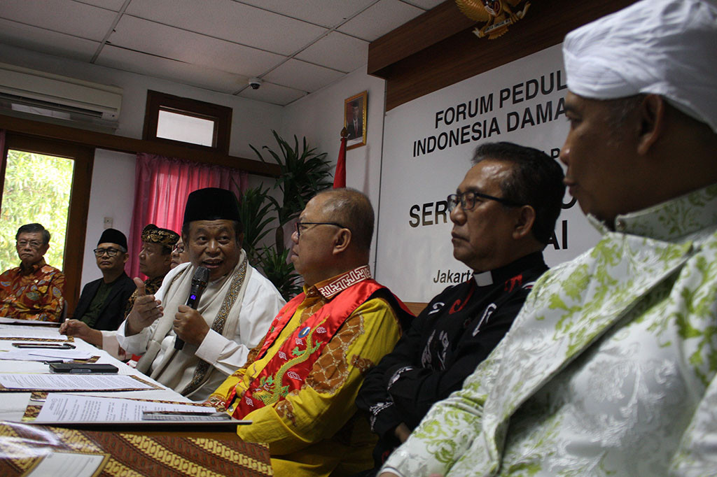 Tokoh agama yang tergabung dalam Forum Peduli Indonesia Damai ini berkumpul di Gereja Katedral, Jakarta. Para tokoh agama tersebut yakni Marsyudi Syuhud (mewakili Islam), M. Izzul Muslimin (Islam), Kardinal Mgr. Ignatius Suharyo (Katolik), Gomar Gultom (Kristen), Wisnu Bawa Tenaya (Hindu), Philip K. Wijaya (Buddha), Budi S. Tanuwibowo (Buddha), dan Sri Eko Sriyanto Galgendu (Pimpinan spiritual nusantara).