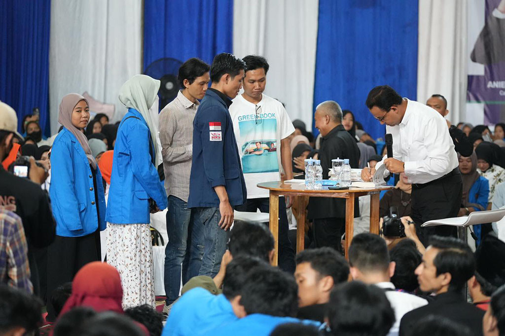 Jumlah itu dinilai amat kecil, dan menjadi pertanyaan bagi para mahasiswa mengenai apa yang akan dilakukan Anies ke depan. Kondisi itu juga dikaitkan dengan Pulau Jawa yang punya fasilitas pendidikan tinggi lebih banyak.