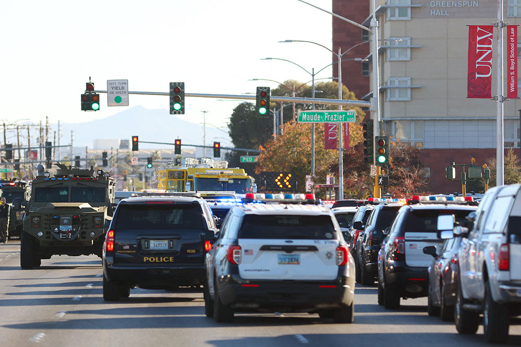 Tayangan televisi menunjukkan kendaraan polisi bergaya militer bergerak di dekat garis polisi, sementara puluhan anak muda dikawal melewatinya.