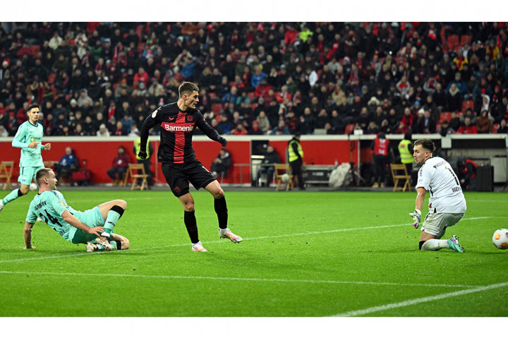 Secara statistik Leverkusen mendominasi jalannya pertandingan dengan mencatatkan 65 persen penguasaan bola dan mencatatkan 15 tendangan yang delapan di antaranya tepat sasaran. 