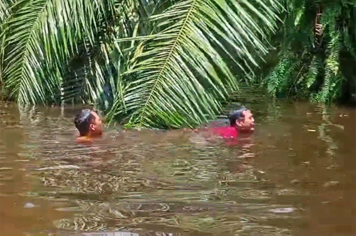 Memasuki hari ke-4, banjir yang melanda Mamuju Tengah, Sulawesi Barat terus meluas dan belum juga surut. Sejumlah warga korban banjir membutuhkan bantuan dasar seperti sembako dan lainnya.