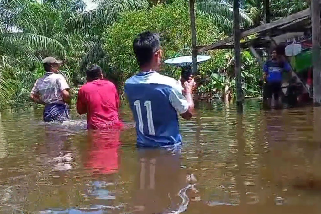 Banjir merendam permukiman warga Desa Kuo, Kecamatan Pangale, Kabupaten Mamuju Tengah, Sulawesi Barat. Sejak empat hari terakhir, dua dusun di desa ini terendam banjir akibat hujan deras dan luapan Sungai Barakkang.