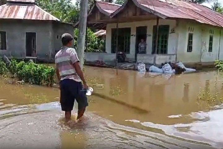 Data terbaru dari Tim Reaksi Cepat Badan Penanggulangan Bencana Daerah atau BPBD Mamuju Tengah, sebanyak 44 keluarga atau 121 jiwa terdampak banjir ini. Sebayak 30 kepala keluarga memilih untuk mengungsi ke rumah kerabat yang aman dari banjir, sementara sisanya memilih untuk bertahan di rumah.
