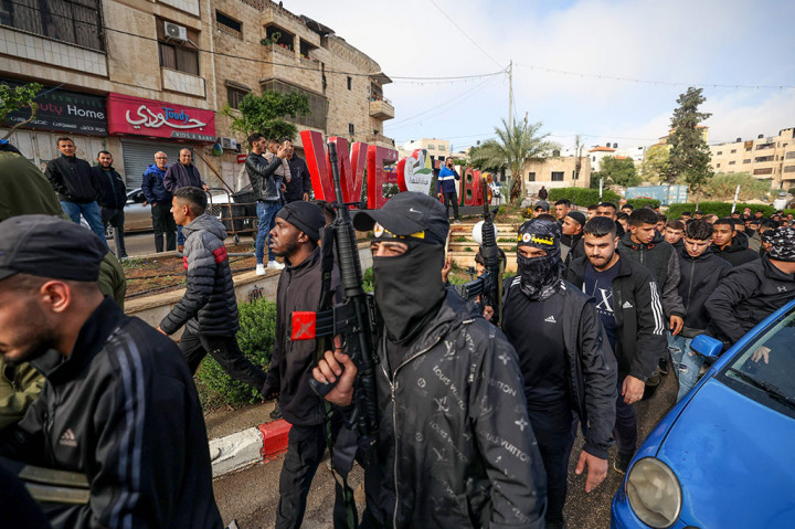 Sebelumnya, kementerian kesehatan mengatakan pasukan Israel telah membunuh dua warga Palestina di tempat lain di utara Tepi Barat. Dikatakan Abdul Rahman Imad Khaled Bani Odeh, 16, dan Moath Ibrahim Zahran, 23, tewas akibat tembakan Israel di Desa Tamun dan kamp pengungsi Al-Fara di dekatnya.