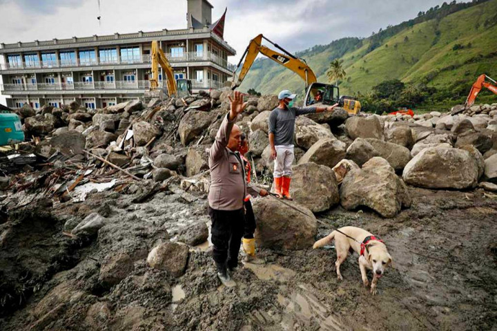 Kepala Kantor Pencarian dan Pertolongan (Basarnas) Kota Medan Budiono mengatakan sebanyak 535 relawan diturunkan dalam operasi pencarian korban akibat bencana banjir bandang dan longsor Di Desa Silmagulampe, Kabupaten Humbang Husundutan (Humbahas), Sumatera Utara (Sumut).
