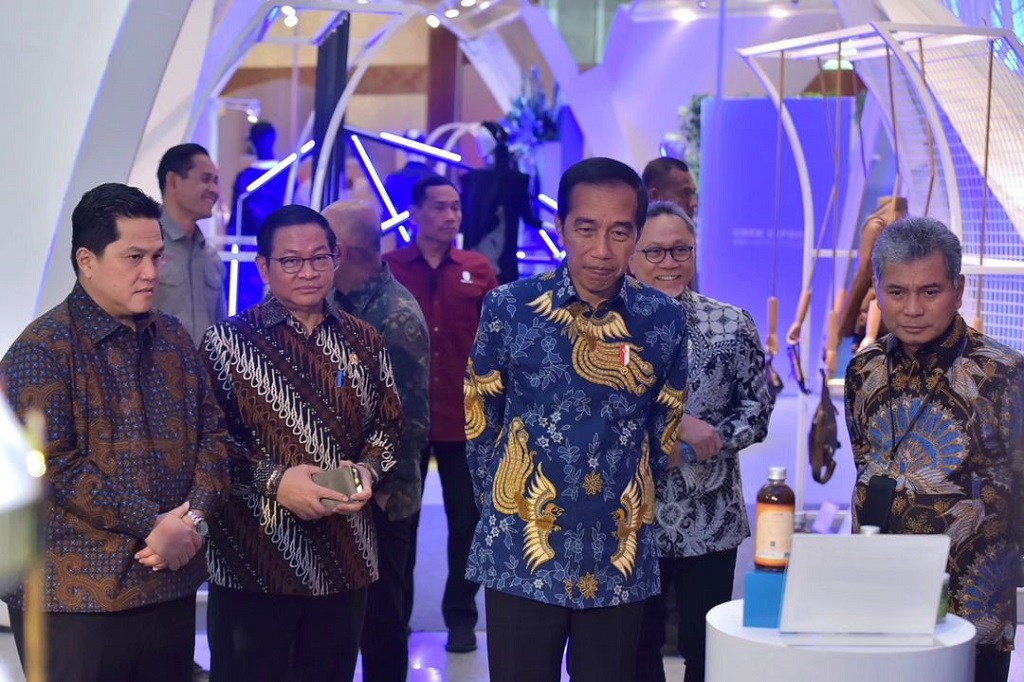Presiden Joko Widodo meminta para pelaku usaha mikro, kecil, dan menengah (UMKM) dapat menguasai pasar lokal tanpa melupakan pasar global.