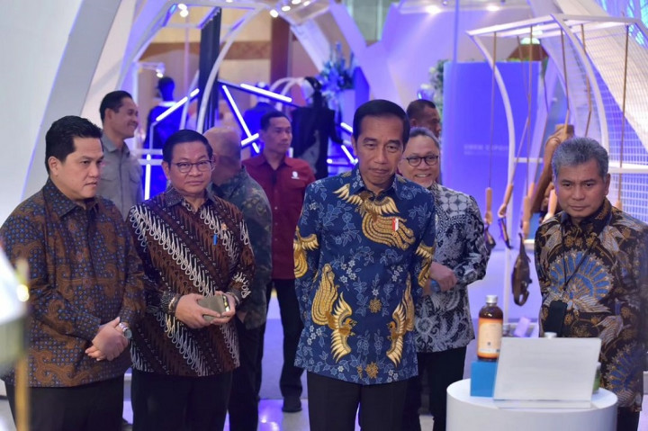 Presiden Joko Widodo meminta para pelaku usaha mikro, kecil, dan menengah (UMKM) dapat menguasai pasar lokal tanpa melupakan pasar global.