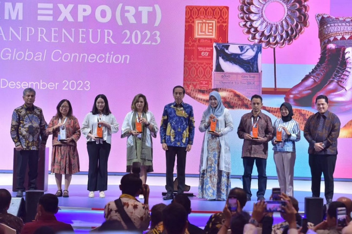 Jokowi pun mendorong agar pembiayaan UMKM terus dipermudah, terutama karena saat ini penyaluran kredit perbankan ke UMKM baru mencapai 21 persen dari total kredit yang ada.