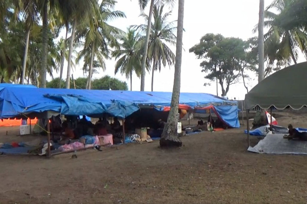 Hampir tiga pekan sejak mendarat para pengungsi Rohingya masih ditampung tinggal di tenda darurat dalam kawasan Desa Kulam Bate, Kabupaten Pidie, Aceh. Namun kini warga mulai resah dengan sikap para pengungsi dan meminta pemerintah untuk segera memindahkan mereka.
