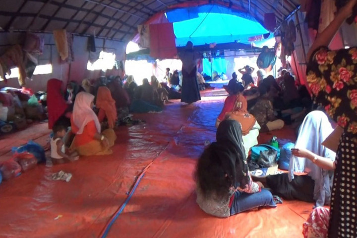 Sejak mendarat pada 18 November 2023 lalu hingga kini mereka masih tinggal di tenda darurat di sebuah lahan kosong bekas budidaya bibit udang.