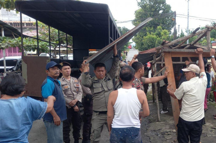 Pembongkaran kios tersebut sesuai Surat Perintah Tugas (SPT) Kepala Sat PP Kota Pematang Siantar Nomor: 800.1.11.1/1753/SATPOL/XII/2023 berdasarkan Surat Keputusan Wali Kota Pematang Siantar Nomor: 300.1.1/1634/XII/2023 tentang Penetapan dan Perintah Pembongkaran.