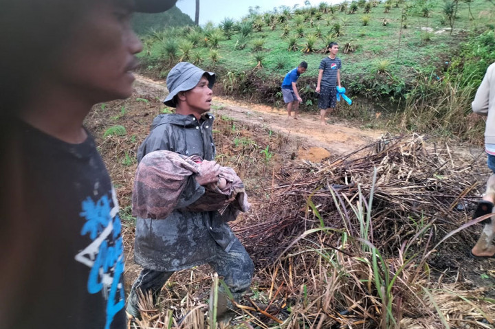Ibu dan anak tewas tertimbun tanah longsor saat beraktivitas disawah, tepatnya di Desa Siabal abal lll Kecamatan Sipahutar, Kabupaten Tapanuli Utara, Sumatera Utara, Kamis, 7 Desember 2023 sekira pukul 17.55 WIB.