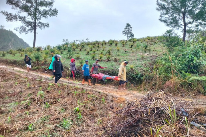 Budiarjo Nainggolan, Camat Sipahutar Kabupaten Tapanuli Utara, dihubungi Kamis, mengatakan, pihaknya bersama Unsur Pimpinan Kecamatan (USPIKA), langsung turun kelokasi mengevakuasi kedua korban.