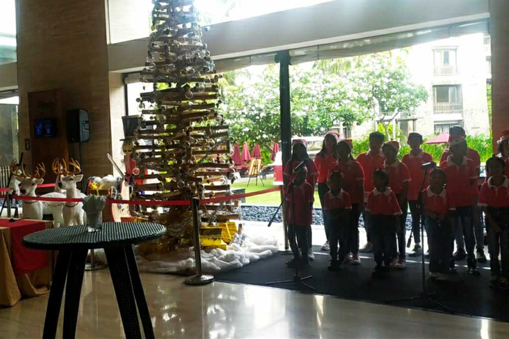 Ada yang baru pada acara penyalaan pohon Natal di Hotel Pullman Bali Legian Beach. Kegiatan pada momen Hari Natal tahun 2023 ini mempersembahkan dua CSR sekaligus. Adapun kedua CSR tersebut, yakni mengundang sekaligus melibatkan anak-anak dari Panti Asuhan Kristen Eben Haezer, dan CSR yang kedua berupa pembuatan pohon Natal berbahan kayu bekas.