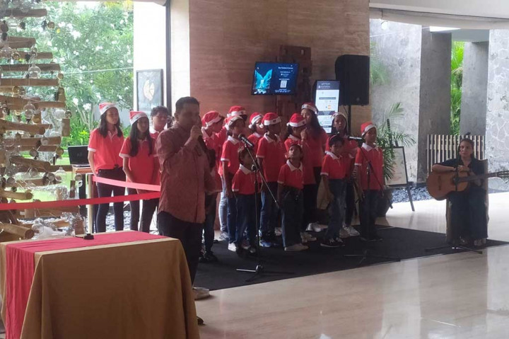 Di awal acara yang berlangsung di lobi hotel Pullman Bali Leagian Beach, Rabu, 6 Desember 2023 sore itu ditampilkan anak-anak dari Panti Asuhan Kristen Eben Haezer dengan menyanyikan sejumlah lagu Natal.  Anak-anak mulai usia TK B, SD hingga SMA ini tampil penuh ceria.