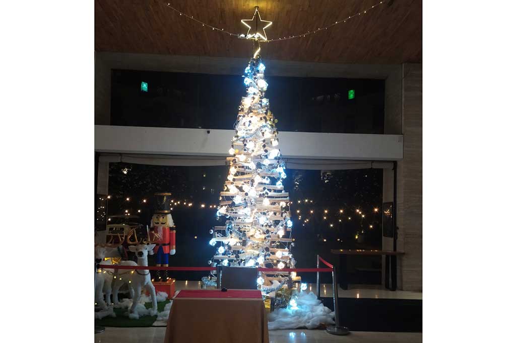 Lantas yang benar-benar berbeda dibanding tahun-tahun sebelumnya yaitu kehadiran pohon Natal yang berbahan kayu bekas dan pengerjaannya diserahkan kepada komunitas  perajin di Gianyar. Kayu bekas yang dipesan ke perajin Gianyar itu adalah kayu gelondongan yang hanyut ke sungai maupun ke laut dari longsoran. Hal ini dimaksudkan sebagai pesan bahwa pihaknya peduli bumi dan tidak merusak bumi.