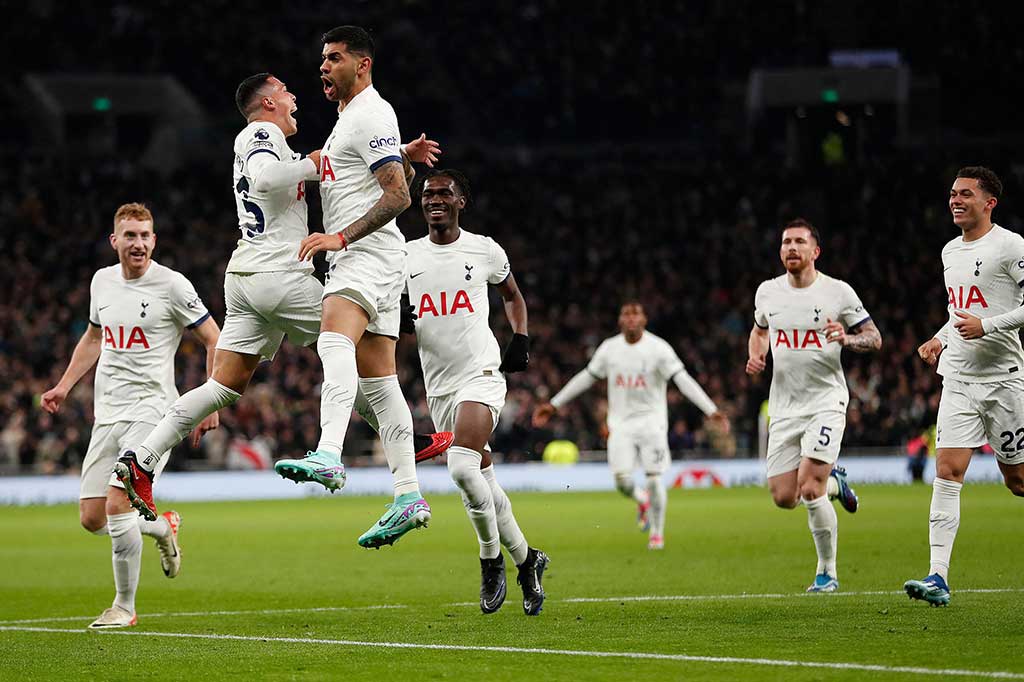 Tottenham membuka keunggulan saat laga baru berlangsung 11 menit. Cristian Romero menyundul bola tendangan sudut Pedro Porro tanpa dapat diantisipasi kiper Gugielmo Vicario. Keunggulan 1-0 bagi tuan rumah bertahan sampai turun minum.