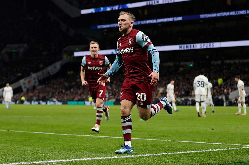 Namun West Ham memperlihatkan tajinya pada babak kedua. Jarrod Bowen menyamakan kedudukan untuk West Ham saat menyambar bola liar di kotak penalti Spurs pada menit ke-52. Skor berubah menjadi 1-1.