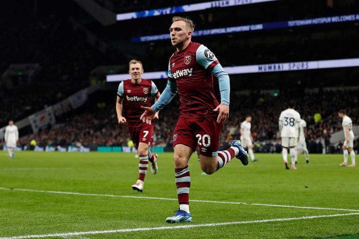 Namun West Ham memperlihatkan tajinya pada babak kedua. Jarrod Bowen menyamakan kedudukan untuk West Ham saat menyambar bola liar di kotak penalti Spurs pada menit ke-52. Skor berubah menjadi 1-1.