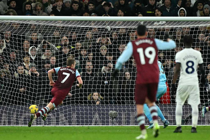 Kesalahan bek Tottenham Destiny Udogie saat mengoperkan bola kepada kiper Vicario berbuah gol yang membalikkan situasi pada menit ke-74. Kiper Vicario berusaha meninju bola sepakan Udogie, untuk membuat bola bergulir ke arah James Ward-Prowse. Sepakan Ward-Prowse membentur tiang gawang, namun ia segera menyambar bola tersebut untuk memasukkannya ke gawang yang kosong.