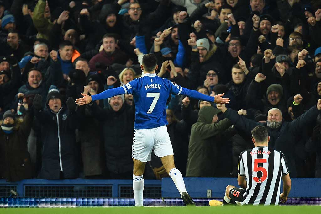 Dwight McNeill membuka keunggulan Everton pada menit ke-79, saat ia berhasil memanfaatkan operan buruk Kieran Trippier dan mengonversinya menjadi gol.