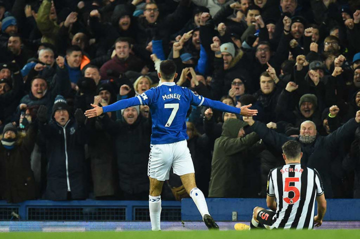 Dwight McNeill membuka keunggulan Everton pada menit ke-79, saat ia berhasil memanfaatkan operan buruk Kieran Trippier dan mengonversinya menjadi gol.