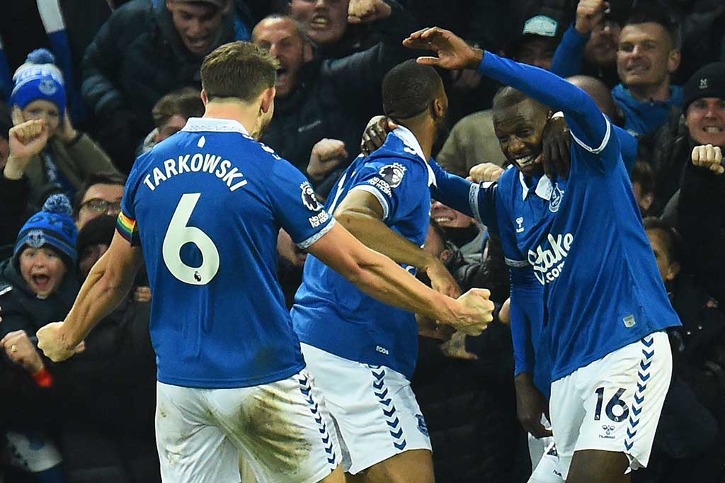 Abdoulaye Doucoure kemudian menggandakan keunggulan Everton saat ia leluasa menyambar umpan silang kiriman Jack Harrison pada menit ke-86.