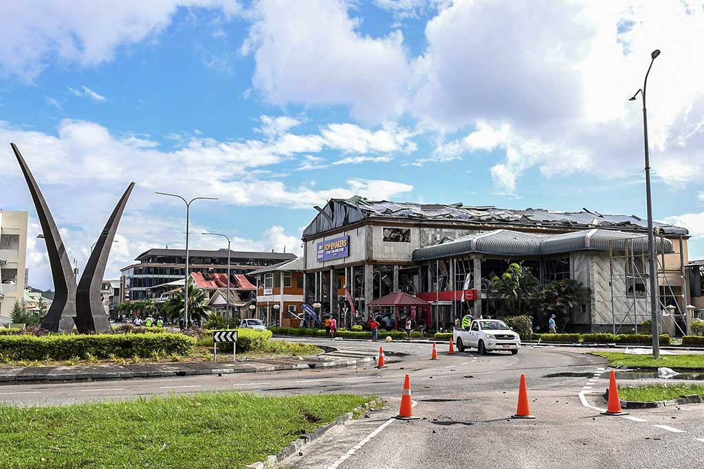 Rekaman yang disiarkan di televisi menunjukkan pecahan kaca dan puing-puing lembaran logam berserakan di lokasi. 