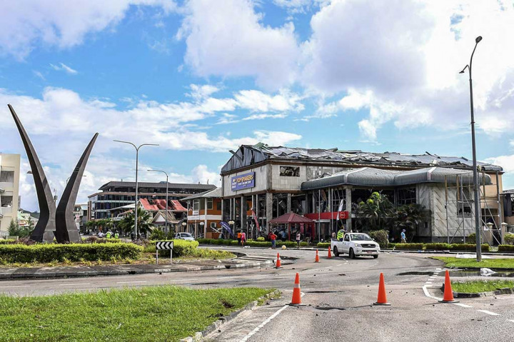 Rekaman yang disiarkan di televisi menunjukkan pecahan kaca dan puing-puing lembaran logam berserakan di lokasi. 