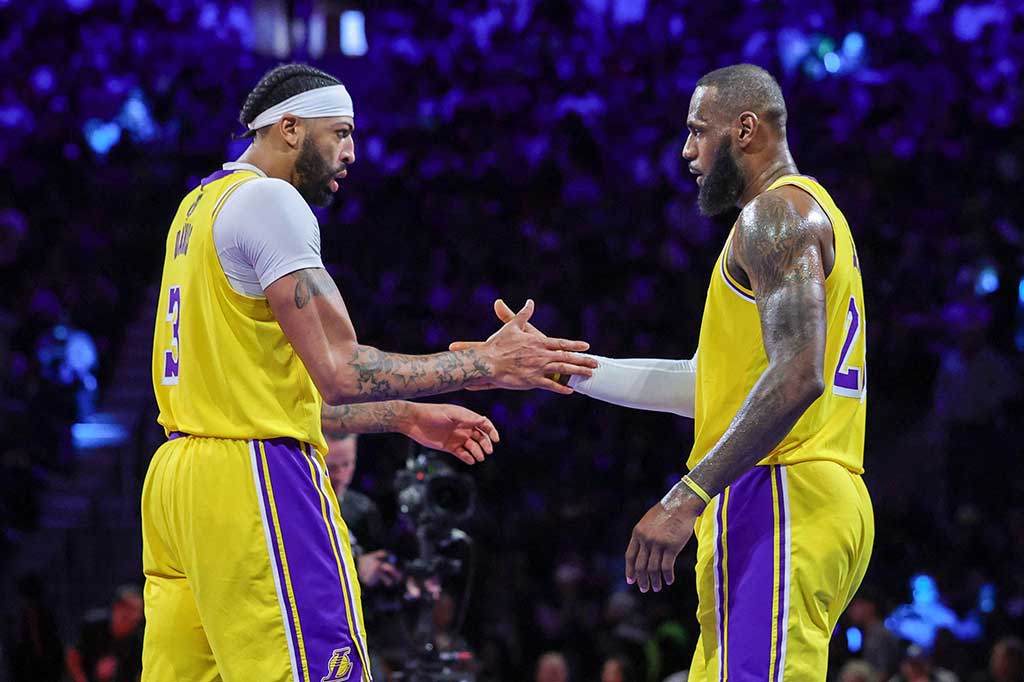 Lakers melenggang ke final dengan unggul 44 poin atas New Orleans Pelicans yaitu 133-89, sementara Pacers berhasil mengatasi unggulan tim Wilayah Timur Milwaukee Bucks dengan skor akhir 128-119, Jumat, 8 Desember 2023.