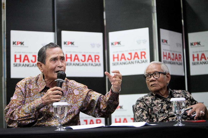 Ketua Dewan Pengawas (Dewas) Komisi Pemberantasan Korupsi (KPK) Tumpak Hatorangan Panggabean (kiri) didampingi anggota dewas Syamsuddin Haris menyampaikan keterangan pers terkait sidang etik Firli Bahuri di Gedung Komisi Pemberantasan Korupsi (KPK), Rasuna Said, Jakarta, Jumat, 8 Desember 2023.