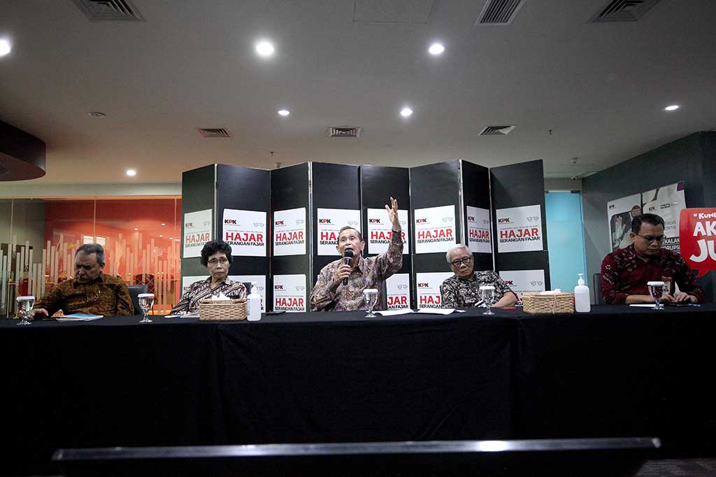 Tumpak menerangkan ditingkatkannya laporan terhadap Firli ke tahap persidangan adalah untuk dugaan pelanggaran kode etik yang berhubungan dengan pertemuan antara Firli Bahuri dengan mantan Menteri Pertanian Syahrul Yasin Limpo.