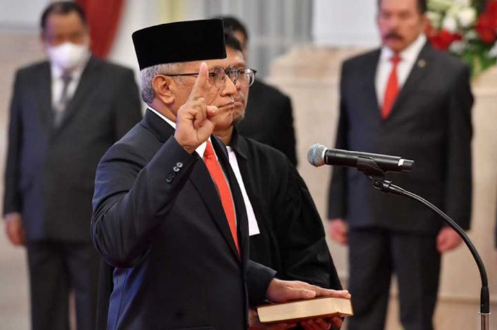 “Saya berjanji bahwa saya akan setia dan taat kepada Undang-Undang Dasar Negara Republik Indonesia Tahun 1945 serta akan menjalankan segala peraturan perundang-undangan dengan selurus-lurusnya demi darma bakti saya kepada bangsa dan negara,” ujar Presiden Jokowi mendiktekan sumpah jabatan.