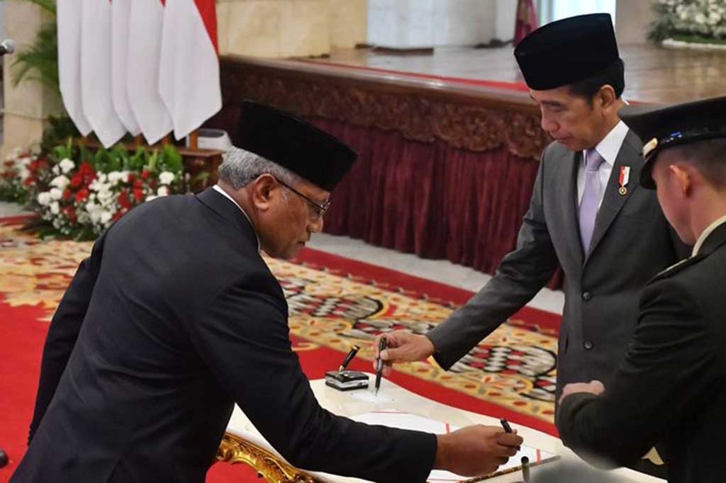 Diketahui, Marthinus merupakan lulusan Akademi Kepolisian (Akpol) Angkatan 1991. Sebelum dilantik sebagai Kepala BNN, Marthinus menjabat sebagai Kepala Detasemen Khusus (Kadensus) 88 Antiteror (AT) Polri.