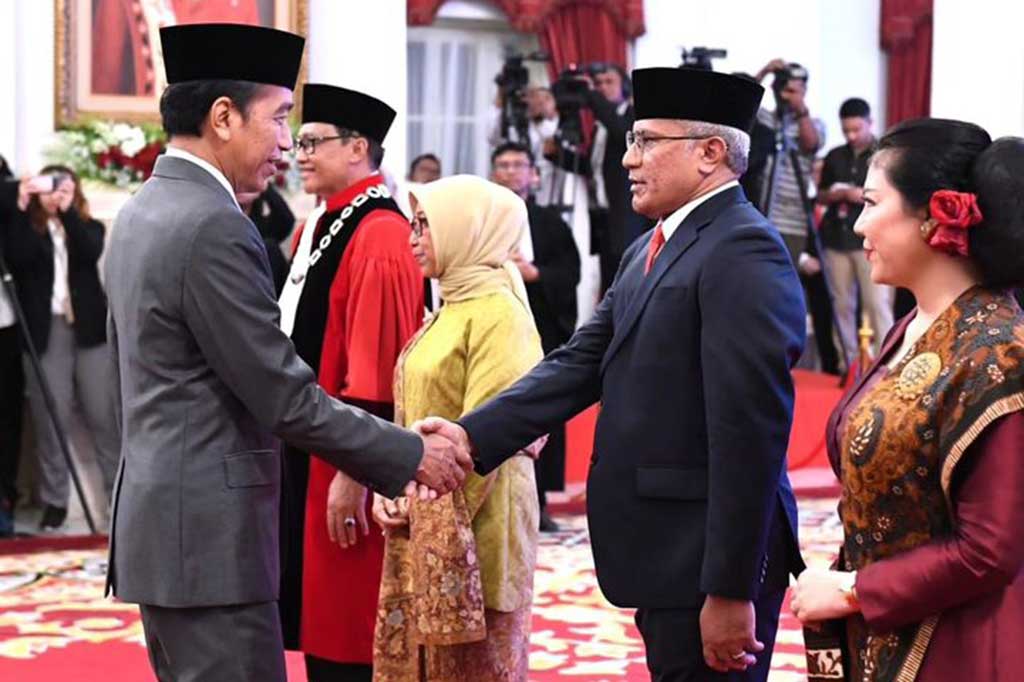 Acara pelantikan diakhiri dengan pemberian ucapan selamat oleh Presiden Joko Widodo untuk kemudian diikuti oleh para tamu undangan yang hadir. 