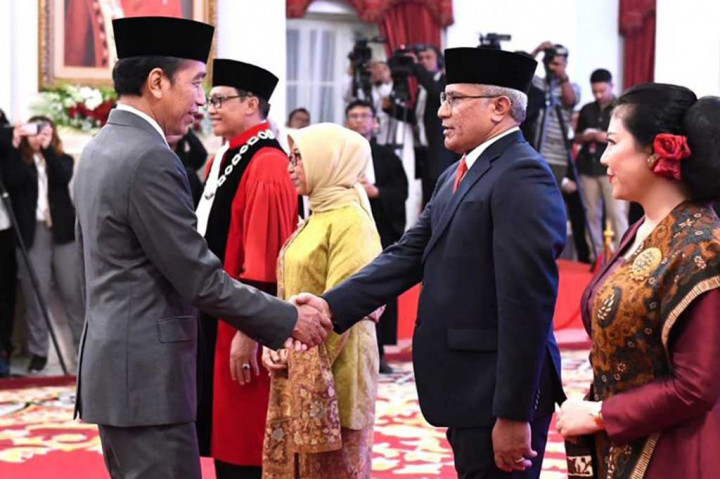 Acara pelantikan diakhiri dengan pemberian ucapan selamat oleh Presiden Joko Widodo untuk kemudian diikuti oleh para tamu undangan yang hadir. 