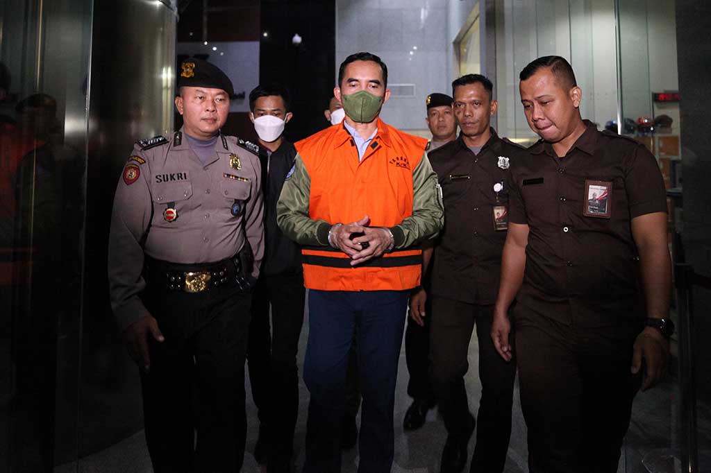 Tersangka mantan Kepala Bea-Cukai Yogyakarta, Eko Darmanto mengenakan rompi tahanan usai menjalani pemeriksaan di Gedung Merah Putih KPK, Rasuna Said, Jakarta, Jumat, 8 Desember 2023 malam. Eko Darmanto resmi ditahan KPK selama 20 hari kedepan usai diperiksa sebagai tersangka penerima gratifikasi dan tindak pidana pencucian uang (TPPU).